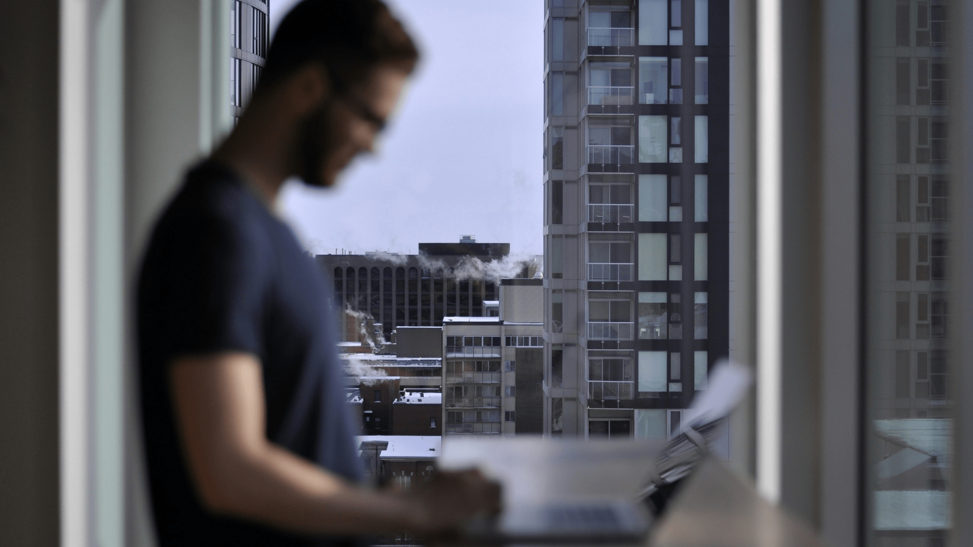 Entrepreneur managing multi-channel dropshipping operations on a laptop, with a city skyline in the background, representing remote e-commerce management across Amazon, Shopify and European marketplaces.