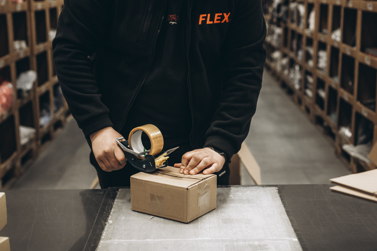 FLEX 倉務同事喺履約工位包裝顧客訂單